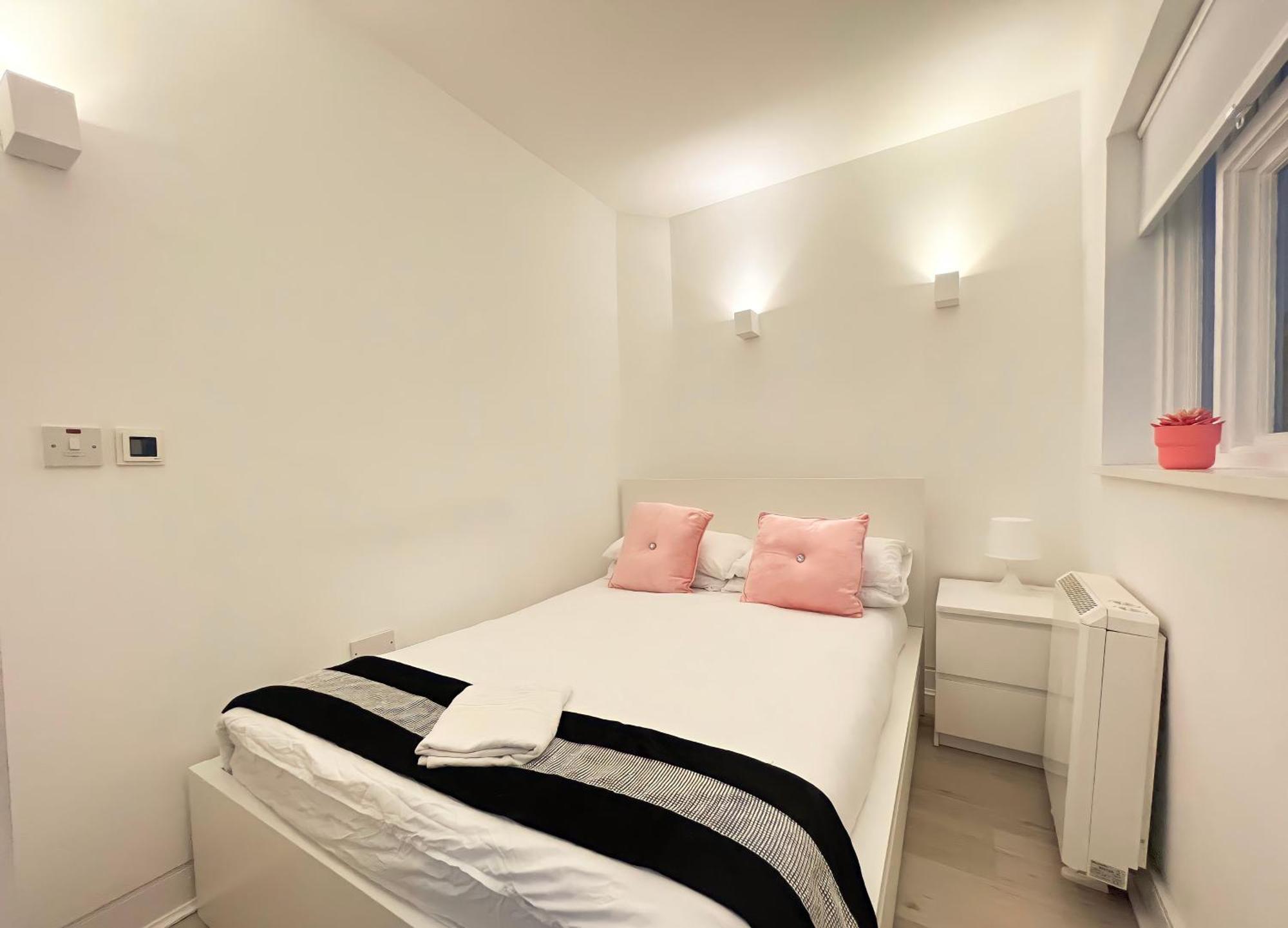 Appartamento Hyde Park Two Bedroom Londra