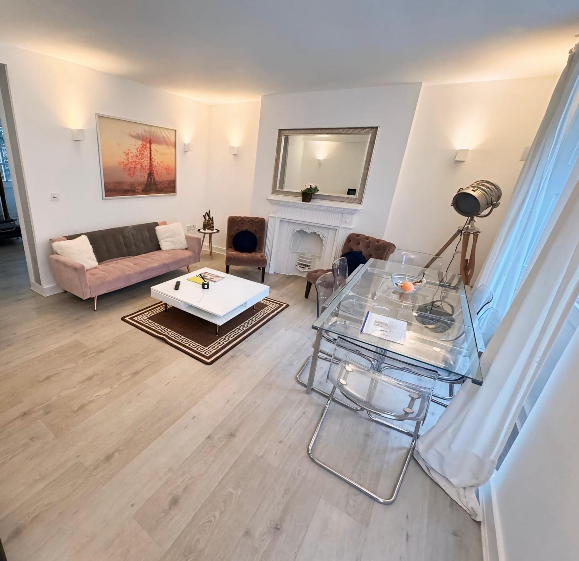 Appartamento Hyde Park Two Bedroom Londra